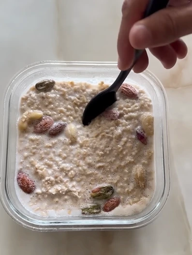 high-protein overnight oats meal prep jars with peach and chocolate banana toppings