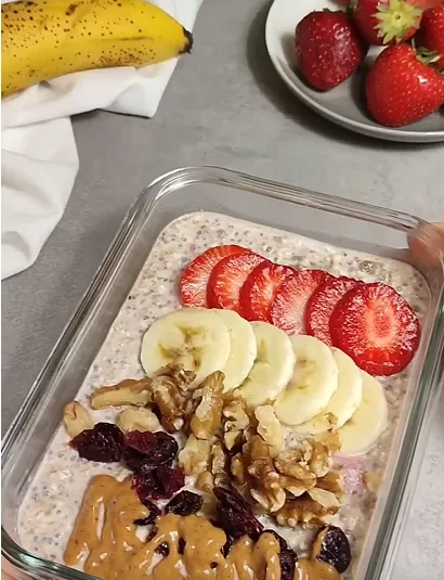 Protein oatmeal with strawberries and vanilla protein powder for a warm high-protein breakfast