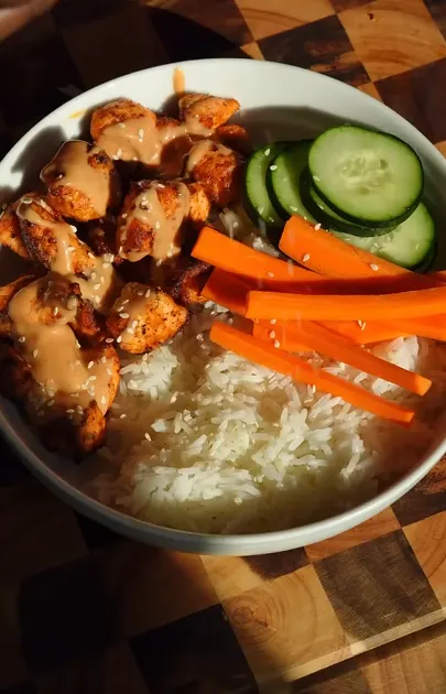 Bang bang salmon with rice and green beans