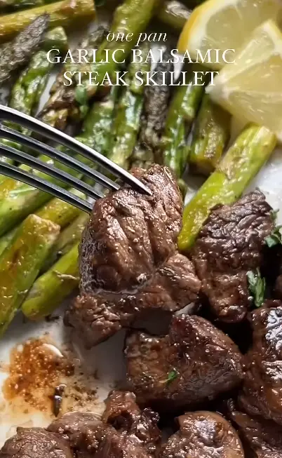 Garlic steak and asparagus lunch box with jasmine rice