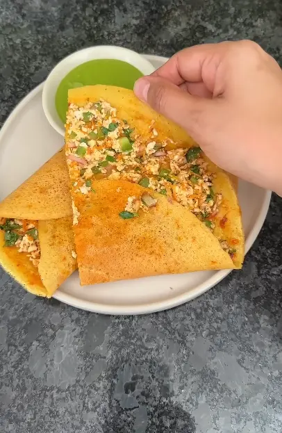 Golden paneer-stuffed besan chilla folded with spiced paneer filling and served with green chutney